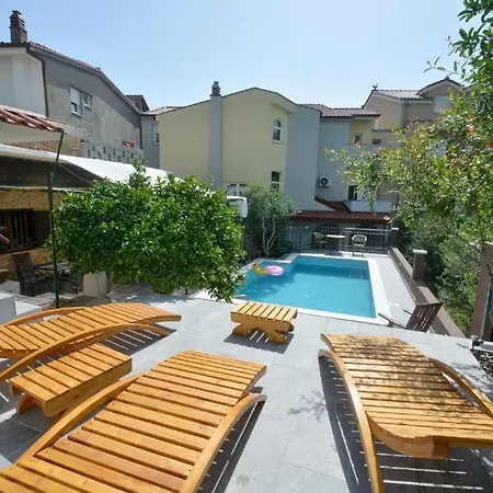 Vlade- From The Heated Pool To The In 1 Minute