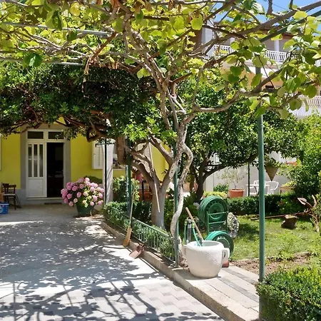 Apartment Vlade- From The Heated Pool To The In 1 Minute Jesenice (Split-Dalmatia)