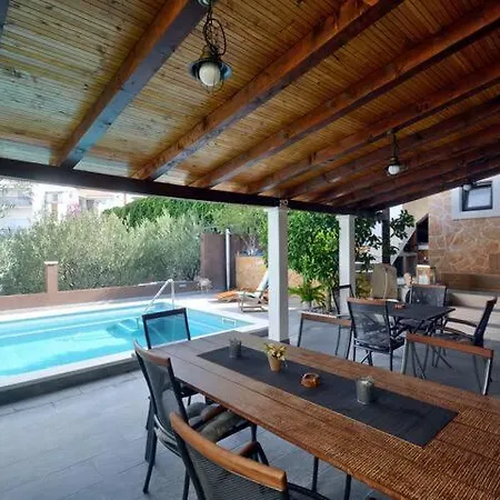Vlade- From The Heated Pool To The In 1 Minute Apartment Jesenice (Split-Dalmatia)